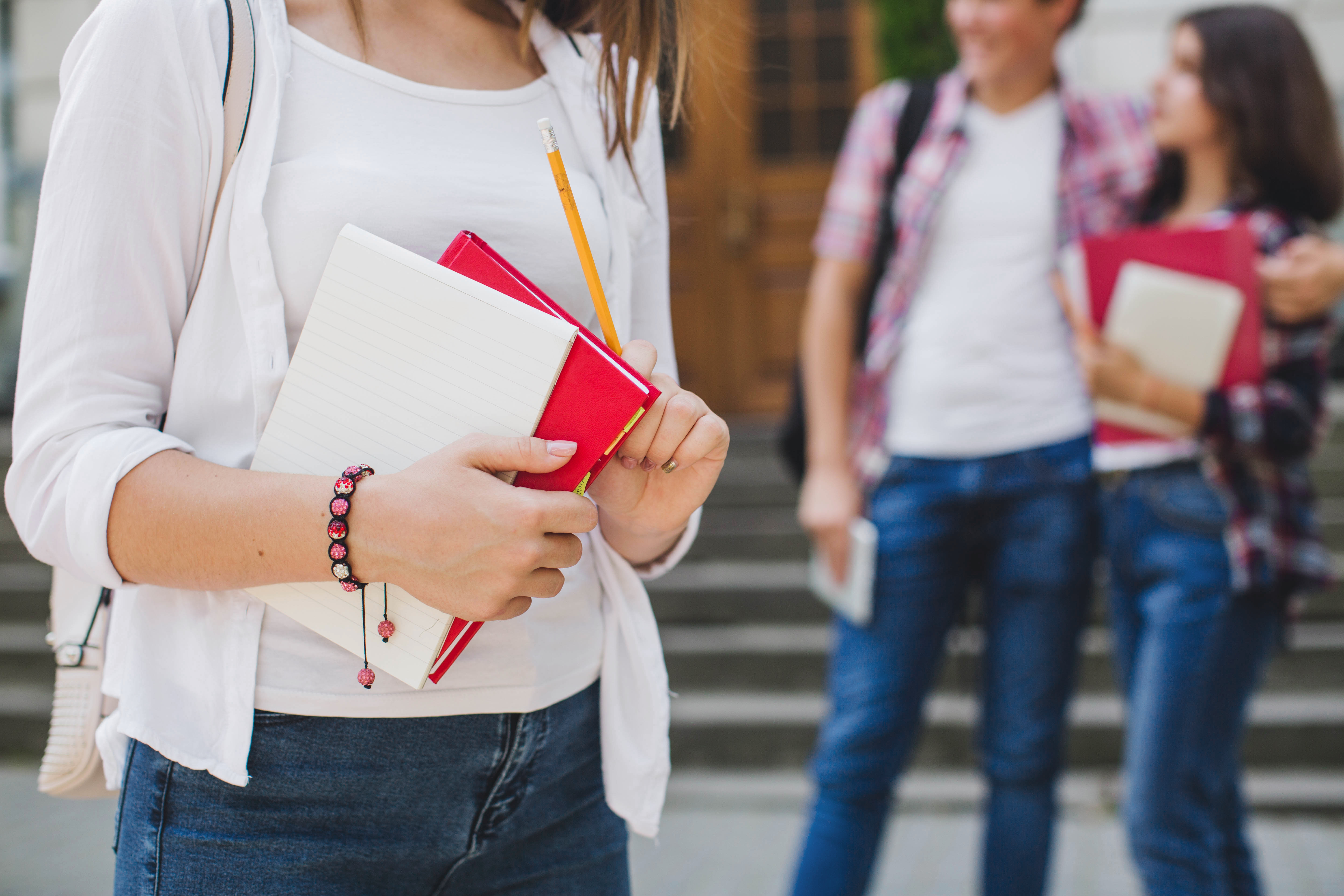 Estudiante en campus universitario